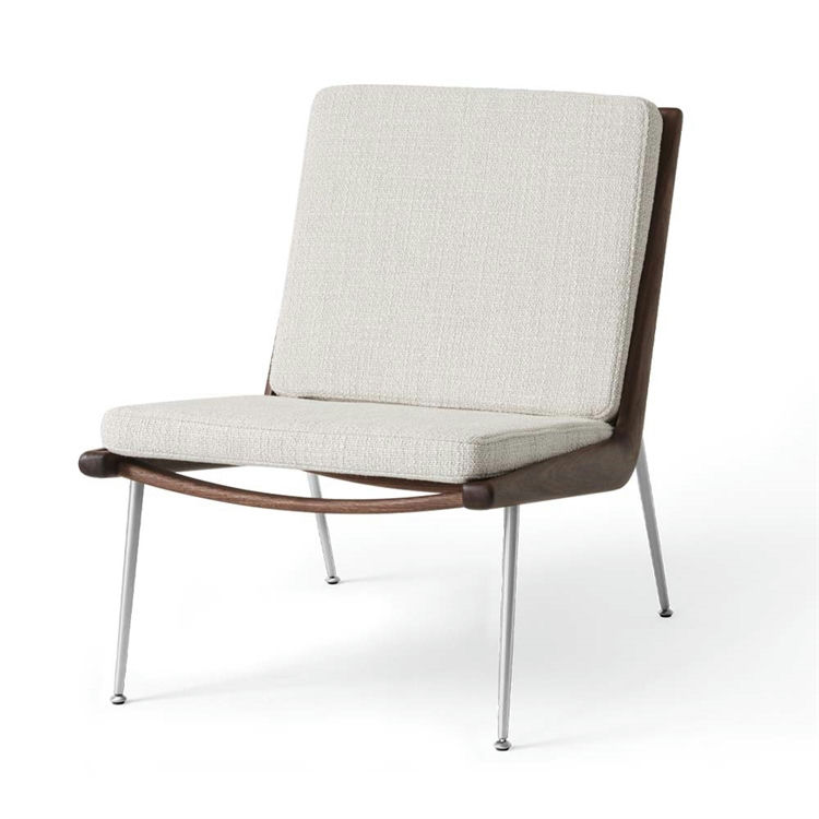 Andtradition Boomerang Hm1 Loungestol i Valnød og Creme
