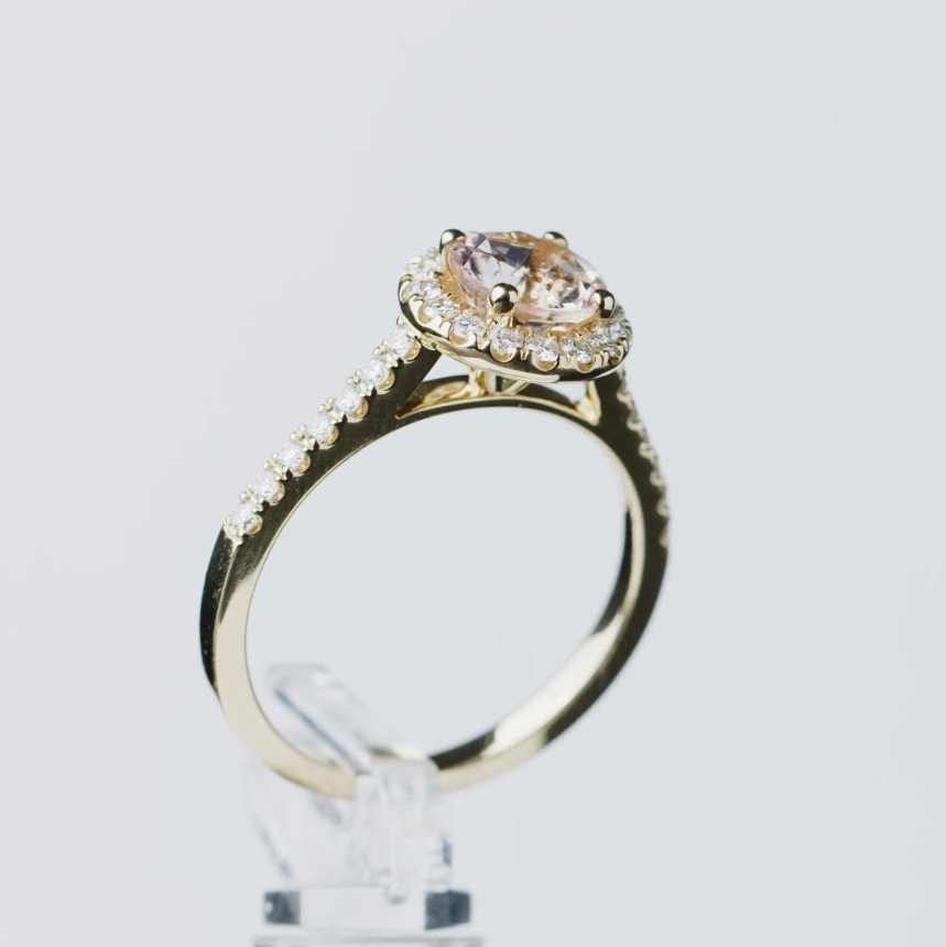 14 Karat Guld Ring med Morganit og Diamanter fra Henrik Ørsnes